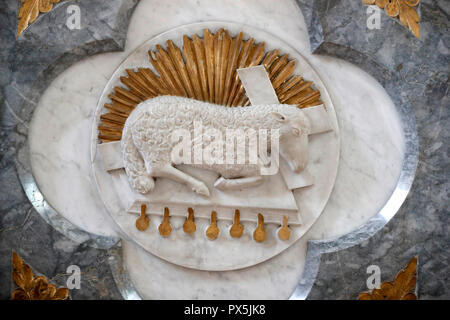 Notre Dame de Bellecombe chiesa. Lampada di dio, Agnus Dei. Notre Dame de Bellecombe. La Francia. Foto Stock