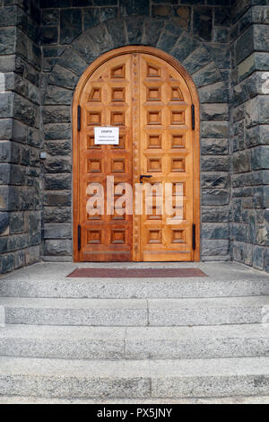 Nostra Signora piena di grazia di Plateau d'Assy chiesa. Porta. Plateau d'Assy. La Francia. Foto Stock