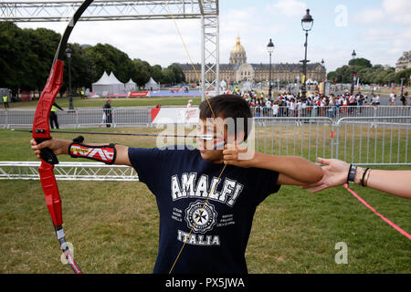 11-anno-vecchio ragazzo praticare il tiro con l'arco. Parigi, Francia. Foto Stock