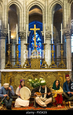 Sufi musulmani nozze in St Nicolas chiesa cattolica, Blois, Francia. I sufi music band. Foto Stock