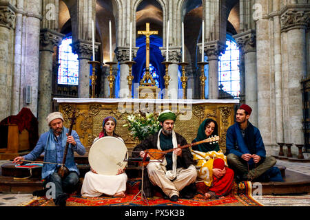 Sufi musulmani nozze in St Nicolas chiesa cattolica, Blois, Francia. I sufi music band. Foto Stock