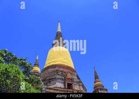 Pagoda in vecchio tempio Tailandia, a Wat Yai Chaimongkol, provincia di Ayutthaya con cielo blu Foto Stock