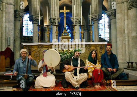 Sufi musulmani nozze in St Nicolas chiesa cattolica, Blois, Francia. I sufi music band. Foto Stock