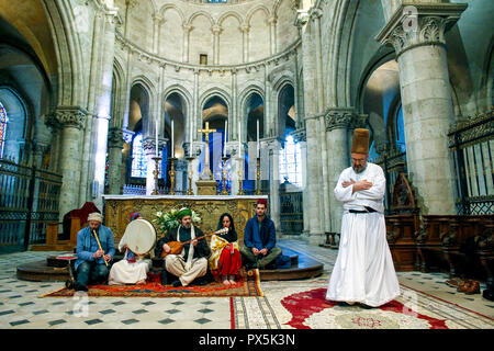 Sufi musulmani nozze in St Nicolas chiesa cattolica, Blois, Francia. I sufi music band e derviscio armato. Foto Stock