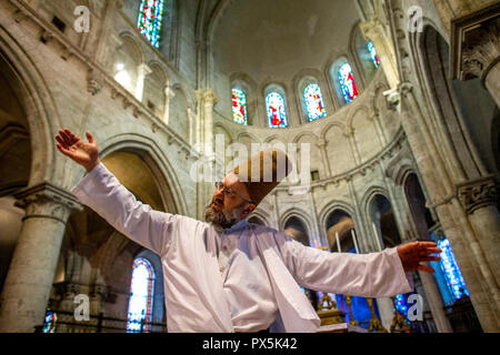 Sufi musulmani nozze in St Nicolas chiesa cattolica, Blois, Francia. Derviscio armato. Foto Stock