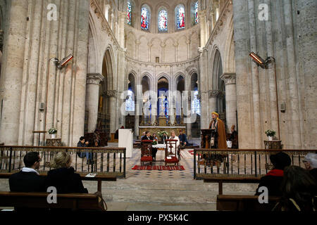 Sufi musulmani nozze in St Nicolas chiesa cattolica, Blois, Francia. Foto Stock