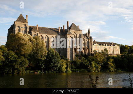 Fiume Sarthe e Solesme abbey, Francia. Foto Stock