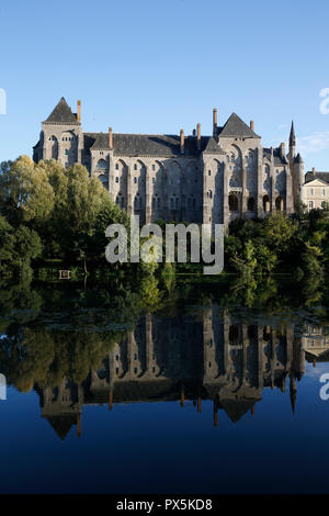 Fiume Sarthe e Solesme abbey, Francia. Foto Stock