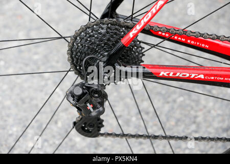 Bici da corsa. Ingranaggio di deragliatore. Close-up. Saint Gervais Mont Blanc. La Francia. Foto Stock