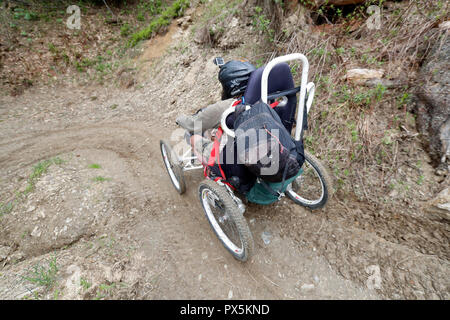 Dre dans le l'Darbon : mountain bike race nelle Alpi francesi. Ciclista in para-competizione atletica. La Francia. Foto Stock