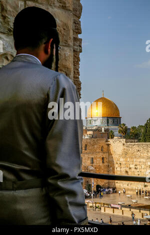 Ebreo ortodosso guardando il Muro Occidentale e la Cupola della roccia di Gerusalemme. Israele. Foto Stock