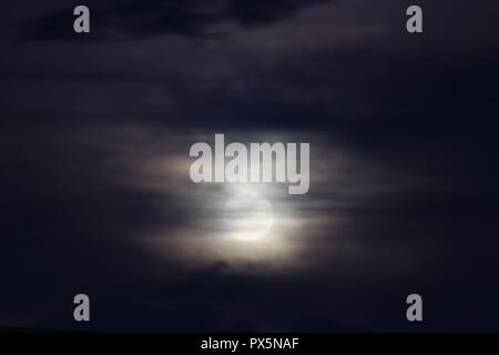 Luna piena belli nel buio cielo nero ad avere raincloud nella notte Foto Stock