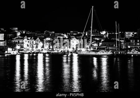 Vista di case sulla isola di Ciovo, scena notturna. Destinazione di viaggio. La vacanza estiva. Foto in bianco e nero. Foto Stock