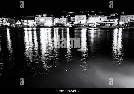 Vista di case sulla isola di Ciovo, scena notturna. Destinazione di viaggio. La vacanza estiva. Foto in bianco e nero. Foto Stock