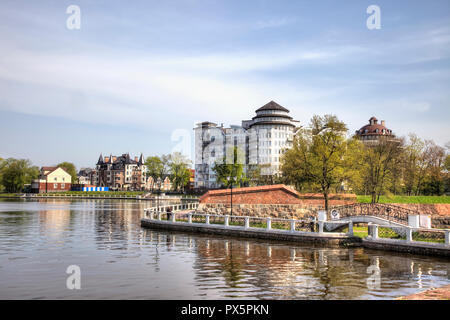 KALININGRAD, Russia - aprile 30.2018: stagno superiore. La fortezza vecchia parete e moderni edifici urbani Foto Stock