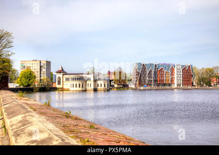 KALININGRAD, Russia - aprile 30.2018: stagno superiore. La fortezza vecchia parete e moderni edifici urbani Foto Stock