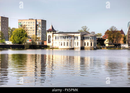 KALININGRAD, Russia - aprile 30.2018: stagno superiore. La fortezza vecchia parete e moderni edifici urbani Foto Stock