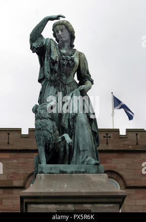 Una statua di Flora MacDonald sorge di fronte al castello di Inverness. Ella ha notoriamente aiutato Bonnie Prince Charlie fuggire dalla Scozia dopo la sua sconfitta dagli inglesi nella Battaglia di Culloden nel 1746 in Scozia. Foto Stock