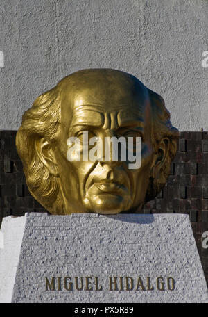 Hidalgo Migual busto alla Civic Plaza, Ensenada, Baja California, Messico Foto Stock