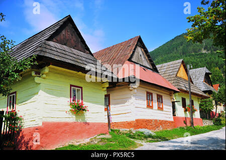 Belle case rurali di Vlkolinec tradizionale villaggio slovacco, Liptov Foto Stock