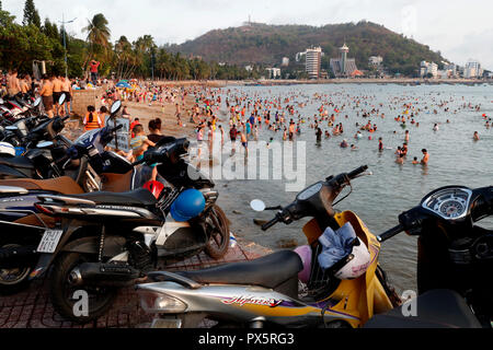 Domenica presso la spiaggia. Famiglia vietnamita swiming nel mare della cina del sud. Appendere Dua Bay. Vung Tau. Il Vietnam. Foto Stock