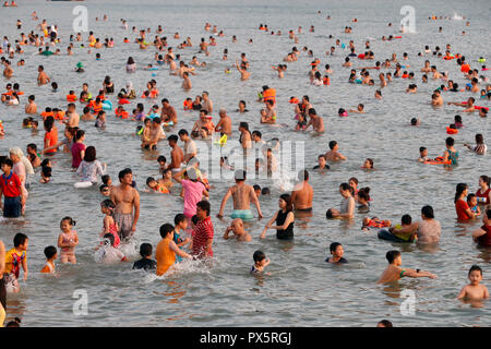 Domenica presso la spiaggia. Famiglia vietnamita swiming nel mare della cina del sud. Appendere Dua Bay. Vung Tau. Il Vietnam. Foto Stock