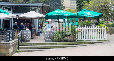 Ingresso a Sydney Metro St James cafe Hyde Park NSW Australia. Foto Stock