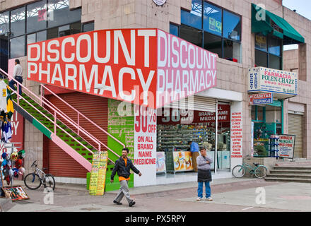 Farmacia con indicazioni in inglese volti a noi i clienti nella città di confine di Tijuana, Baja California, Messico Foto Stock