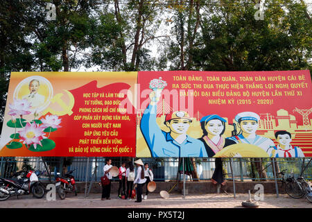 Il governo comunista propaganda poster in strada. In Cai Be. Il Vietnam. Foto Stock