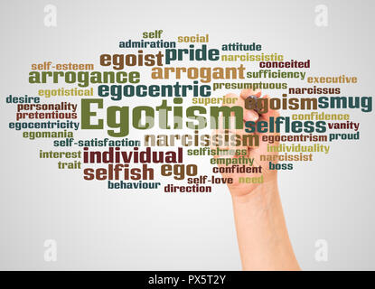 L'Egoismo word cloud e la mano con il concetto di marcatore sul gradiente dello sfondo. Foto Stock