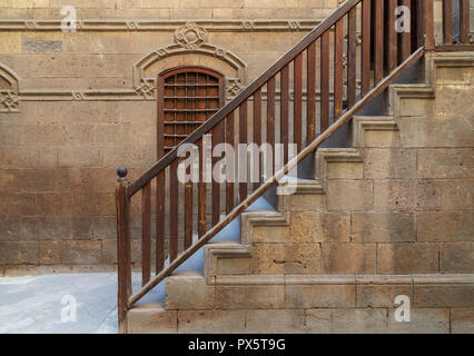 Scala con balaustra in legno che conduce a Zeinab Khatoun casa storica, Darb Al-Ahmar distretto, vecchio Cairo, Egitto Foto Stock