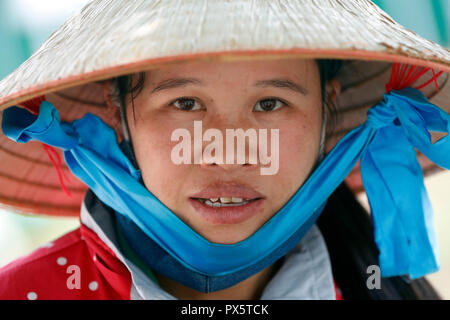 Donna che indossa tradizionale cappello conico. Ritratto. Dalat. Il Vietnam. Foto Stock