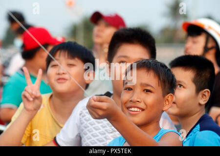 I bambini vietnamiti aquiloni in Cai Be bridge. Il Vietnam. Foto Stock