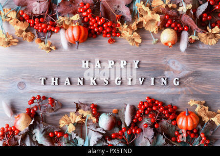 Felice giorno del Ringraziamento vacanza autunno sfondo con felice lettere di ringraziamento, stagionali la natura in autunno bacche, zucche, mele e fiori sul Foto Stock