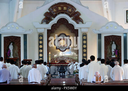 Phuc figlio monastero cattolico. I monaci cistercensi a cantare i vespri. Ba Ria. Il Vietnam. Foto Stock