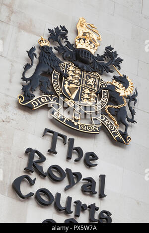 Dettaglio della Royal Courts of Justice stemma a Londra in Inghilterra Foto Stock