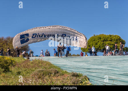 CAPE Town, Sud Africa, 9 agosto 2018: un parapendio in tandem il lancio di Signal Hill a Cape Town nella provincia del Capo occidentale. Un parapendio e persone Foto Stock