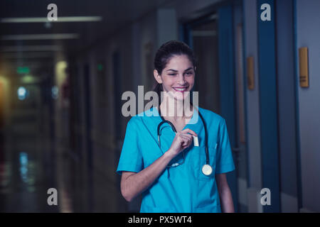 La donna medico o infermiere è sentirsi soddisfatto durante il lavoro turno di notte in ospedale Foto Stock