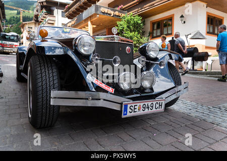 A Saalbach Hinterglemm, Austria - 21 giugno 2018: Vintage Clenet auto Oldsmobile veterano roadster prodotte negli anni settanta si erge su Giugno 21, 2018 Foto Stock