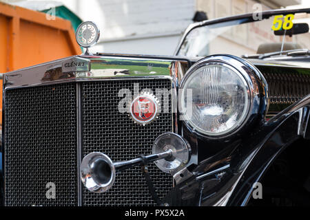 A Saalbach Hinterglemm, Austria - 21 giugno 2018: Vintage Clenet auto Oldsmobile veterano roadster prodotte negli anni settanta si erge su Giugno 21, 2018 Foto Stock