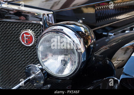 A Saalbach Hinterglemm, Austria - 21 giugno 2018: Vintage Clenet auto Oldsmobile veterano roadster prodotte negli anni settanta si erge su Giugno 21, 2018 Foto Stock