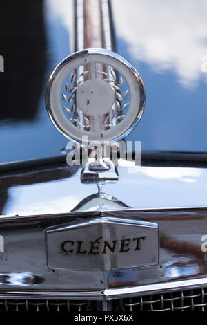 A Saalbach Hinterglemm, Austria - 21 giugno 2018: Vintage Clenet auto Oldsmobile veterano roadster prodotte negli anni settanta si erge su Giugno 21, 2018 Foto Stock