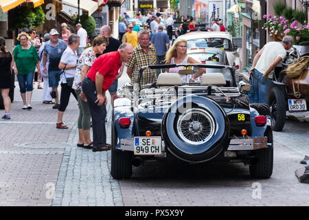 A Saalbach Hinterglemm, Austria - 21 giugno 2018: Vintage Clenet auto Oldsmobile veterano roadster prodotte negli anni settanta si erge su Giugno 21, 2018 Foto Stock