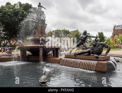 Statue in bronzo di Teseo e Minotauro parte di J. F. Archibald fontana commemorativa in Hyde Park Sydney NSW Australia. Foto Stock