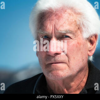 Una macchina robusta bello uomo anziano con i capelli bianchi. Foto Stock