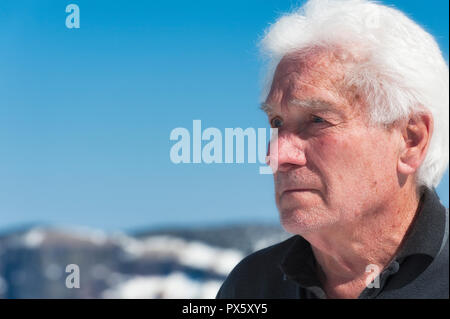 Un bel uomo anziano con il cratere del lago in background Foto Stock