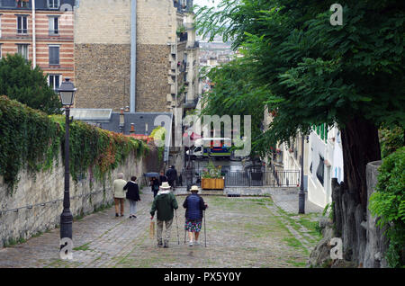 Coppia di turisti o parigini passeggiando per le strade di ciottoli di Parigi Foto Stock