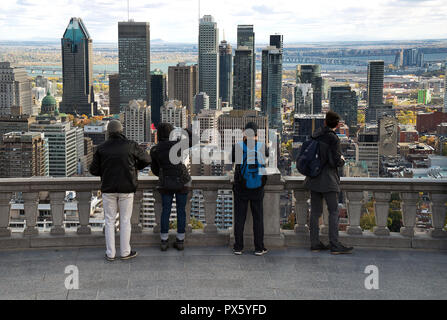 Montreal, Canada, 18 Ottobre,2018.I turisti godendo la vista di Montreal del skyline durante l'autunno. Credit:Mario Beauregard/Alamy Live News Foto Stock