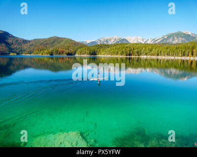 Immagine di stand up paddling su un bellissimo lago di montagna in autunno Foto Stock