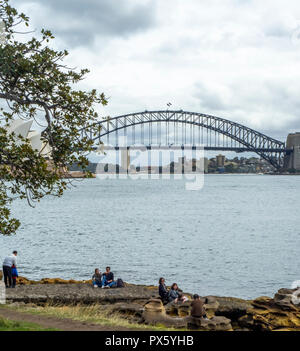 Turisti asiatici in posa per le fotografie su rocce di arenaria Farm Cove sul Porto di Sydney Sydney NSW Australia. Foto Stock